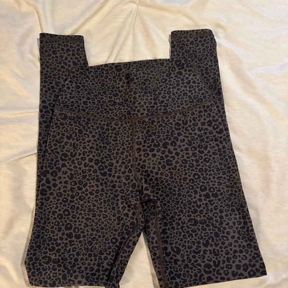 Alo is Leggings - Picture 2 of 4